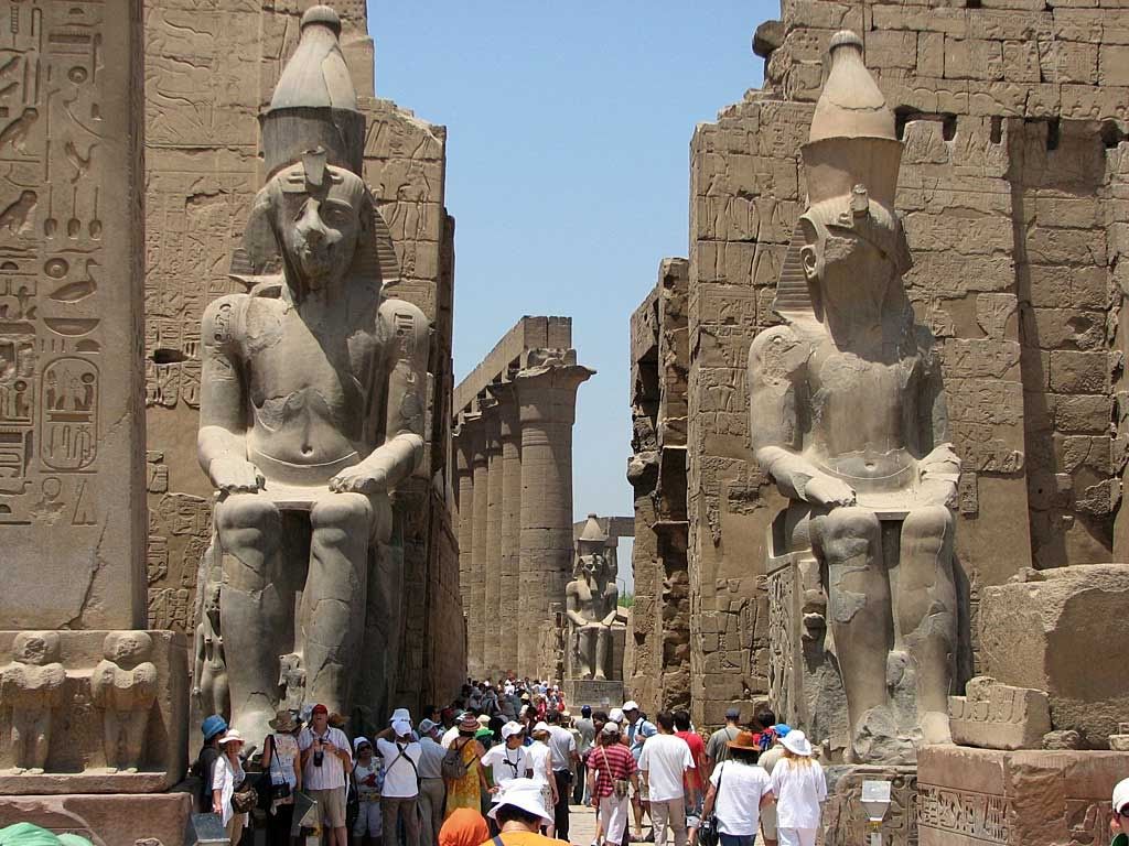 Ancient Egyptian Figures at Temple of Karnak, Luxor, Egypt загрузить